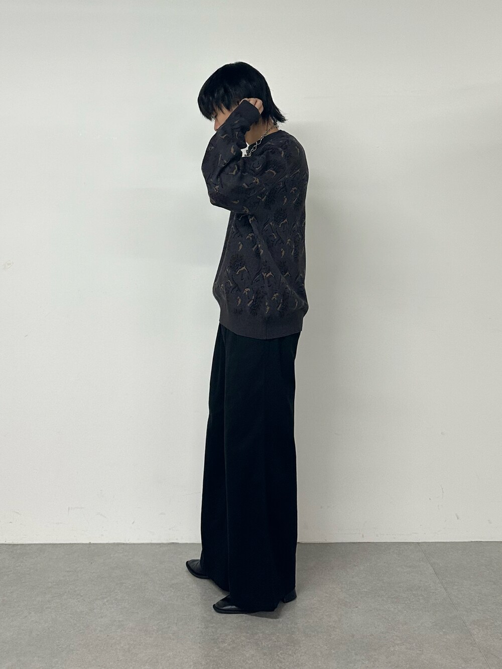 グレー系のニット/セーター、ブラック系のその他パンツを着用したメンズの秋コーディネートの2枚目の写真