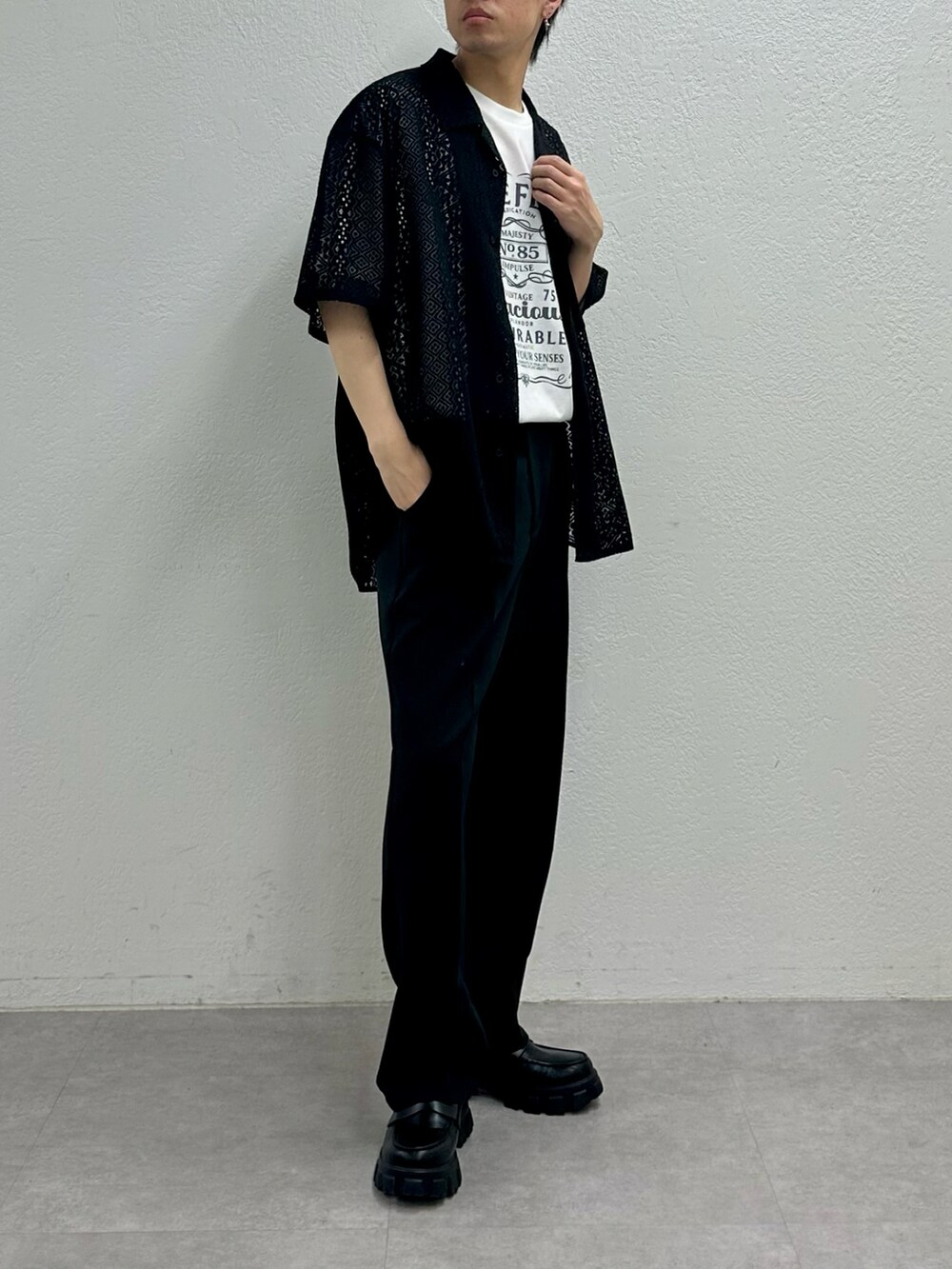 ブラック系のシャツ/ブラウス、ホワイト系のTシャツ/カットソー、ブラック系のスラックスを着用したメンズの春コーディネートの4枚目の写真