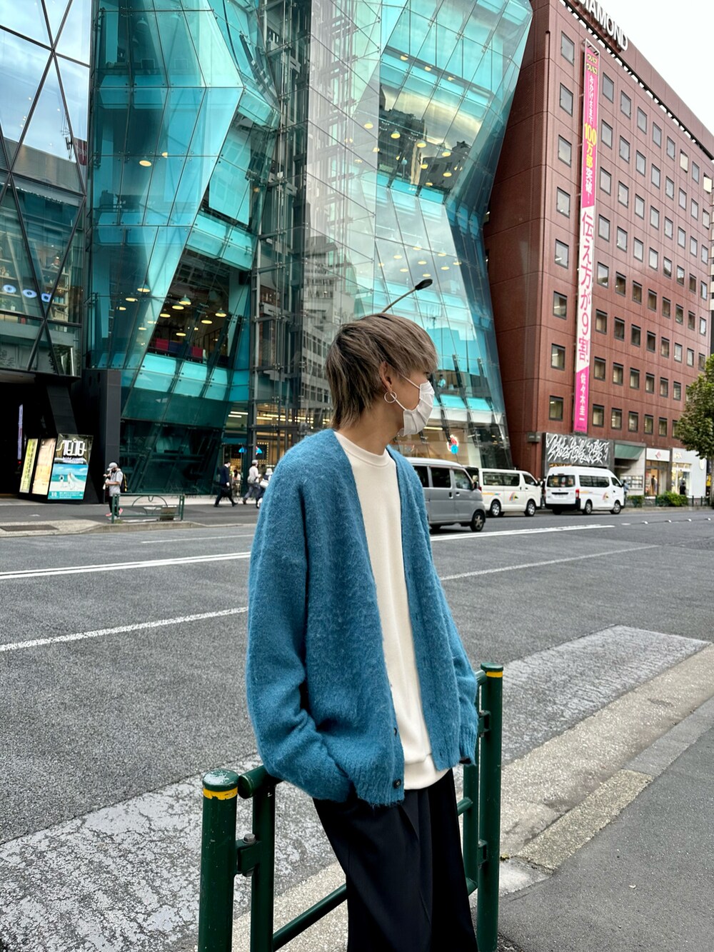 ブルー系のカーディガン/ボレロ、ホワイト系のTシャツ/カットソー、ブラック系のスラックスを着用したメンズの秋コーディネートの2枚目の写真