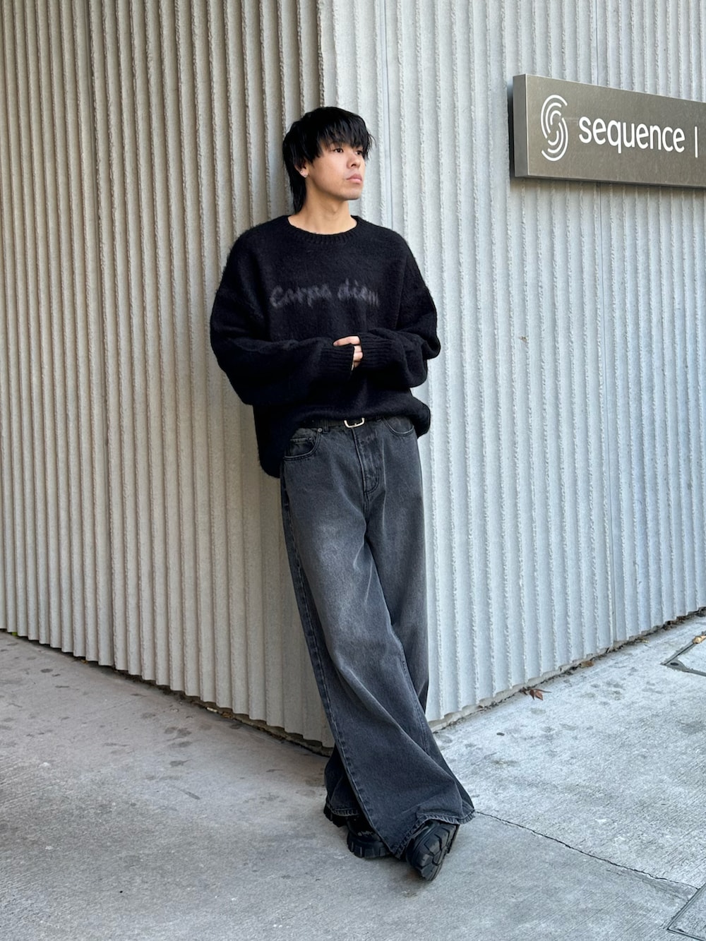 ブラック系のニット/セーター、ブラック系のデニムパンツを着用したメンズの冬コーディネートの2枚目の写真