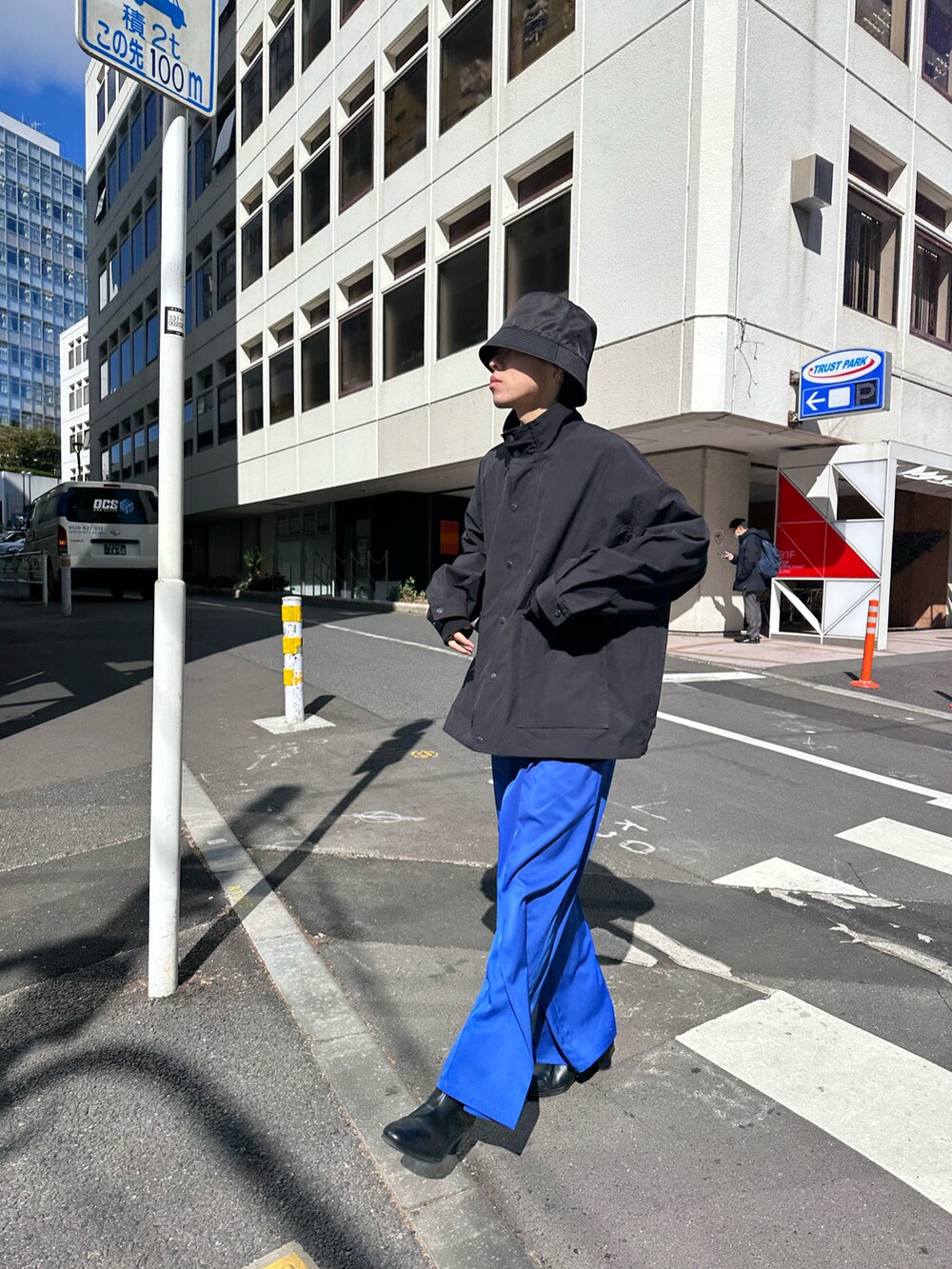 ブラック系のブルゾン、ブルー系のその他パンツを着用したメンズの春コーディネートの3枚目の写真