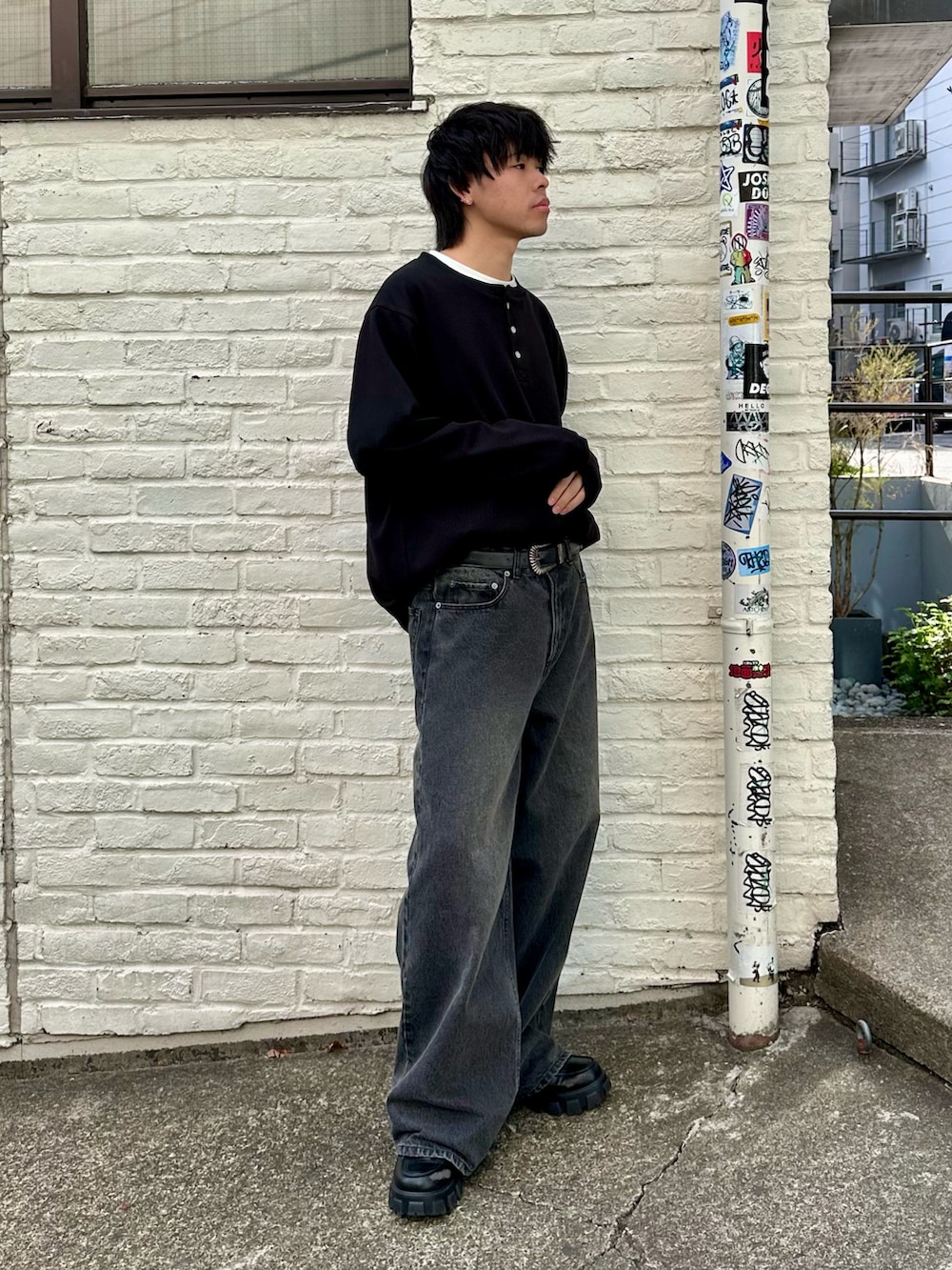 ブラック系のTシャツ/カットソー、ブラック系のデニムパンツ、ブラック系のベルトを着用したメンズの冬コーディネートの2枚目の写真