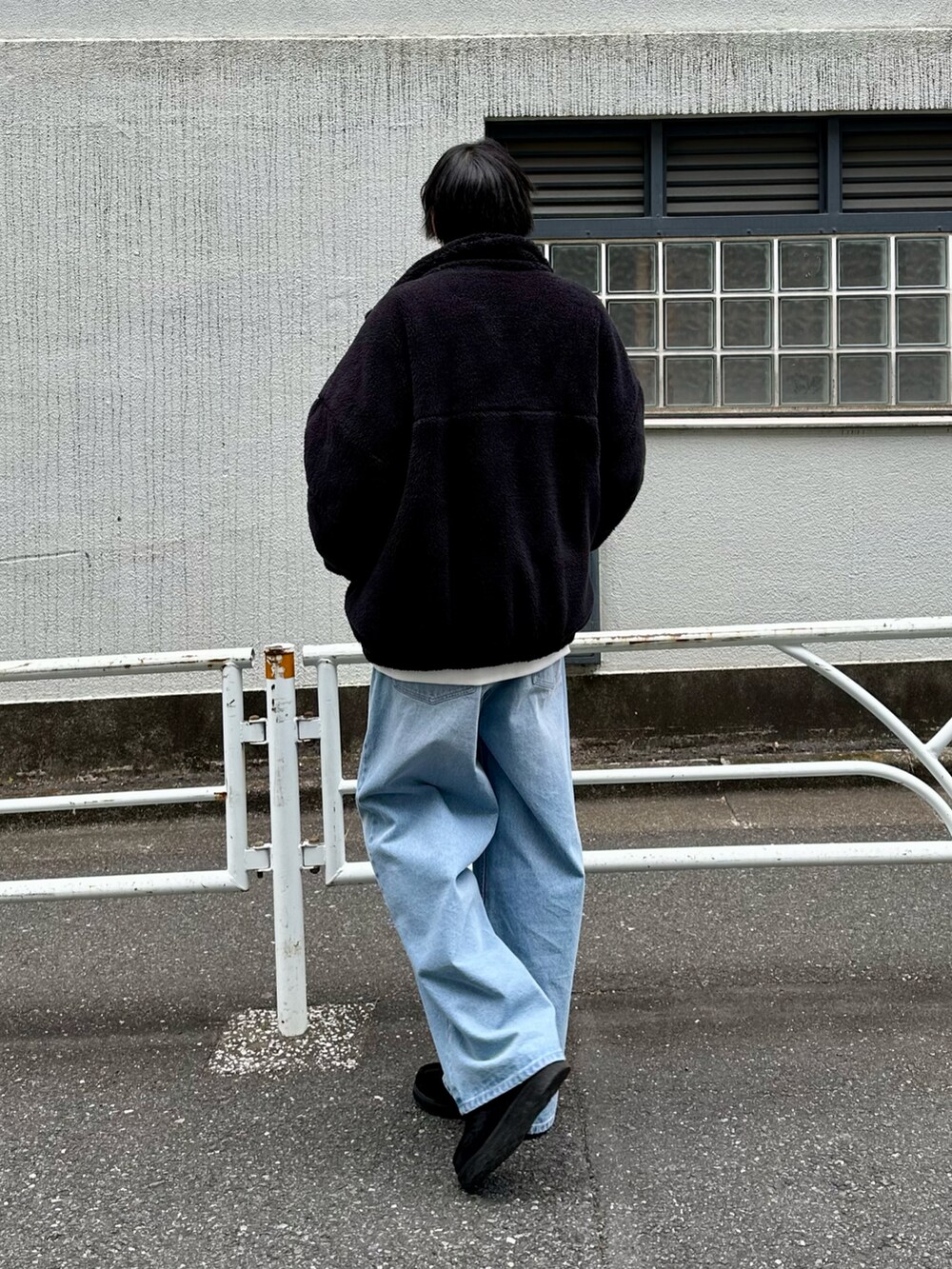 ブラック系のジャケット/アウター、ホワイト系のスウェット、ブルー系のデニムパンツを着用したメンズの冬コーディネートの3枚目の写真