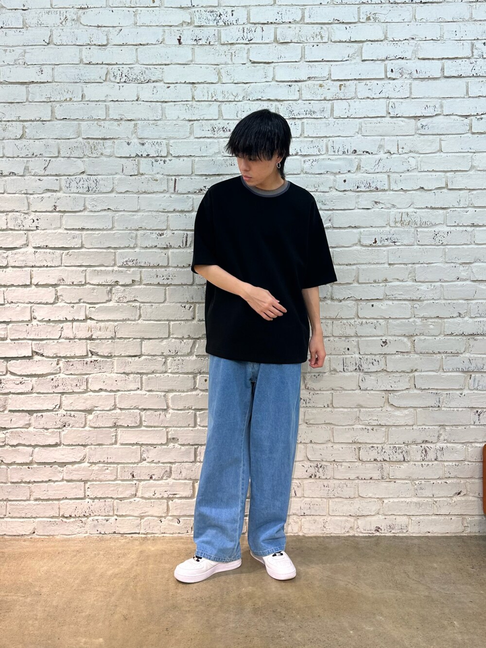 ブラック系のTシャツ/カットソー、ブルー系のデニムパンツを着用したメンズの春コーディネートの2枚目の写真