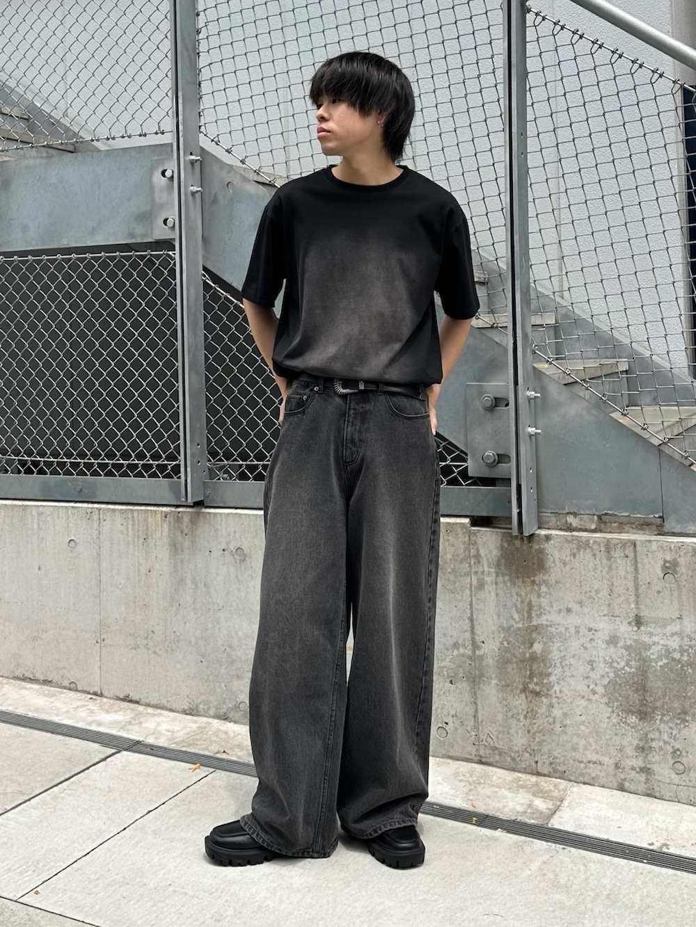 ブラック系のTシャツ/カットソー、ブラック系のデニムパンツ、ブラック系のベルトを着用したメンズの春コーディネートの5枚目の写真