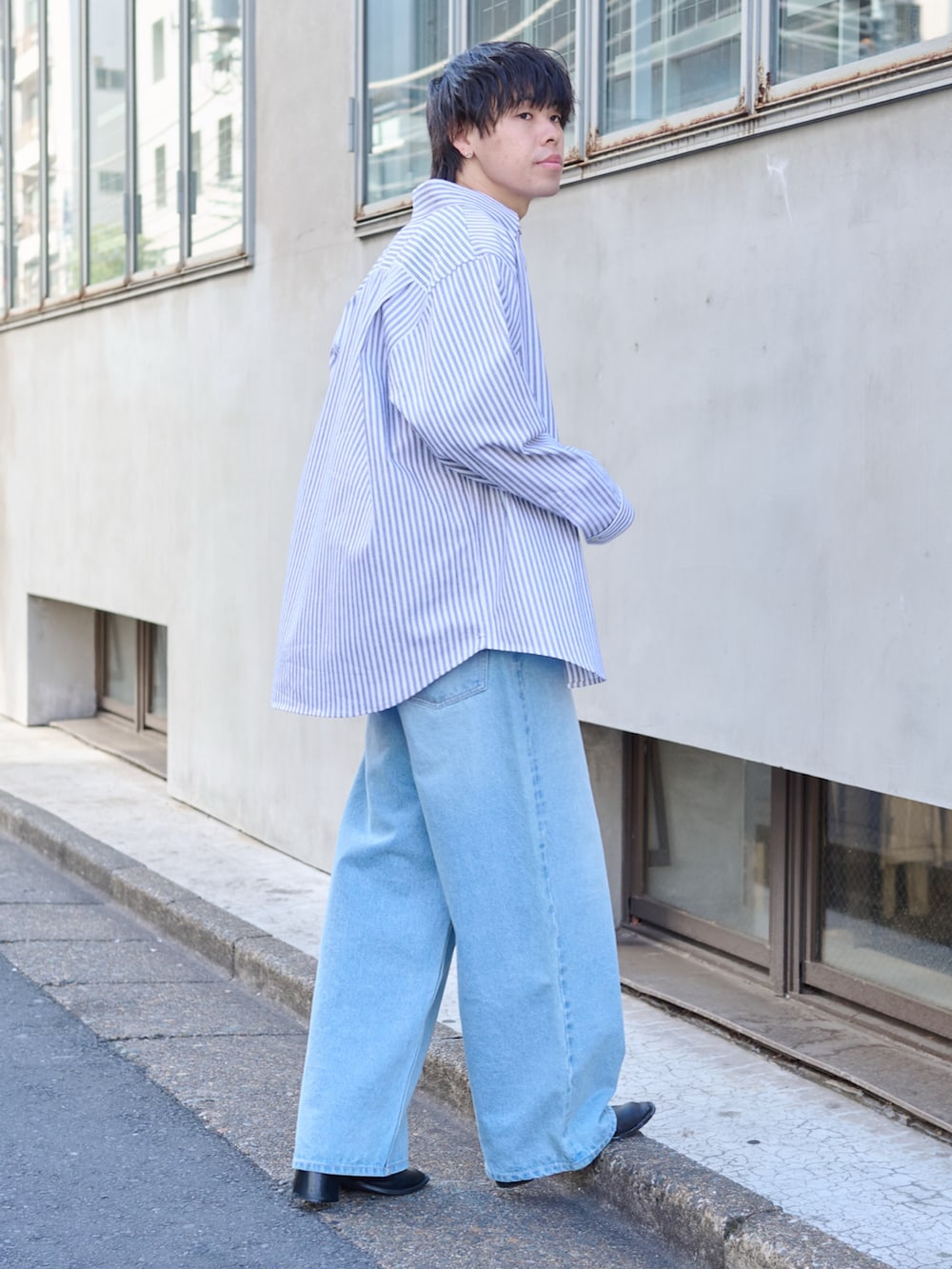 ホワイト系のシャツ/ブラウス、ブルー系のデニムパンツ、ブラック系のベルトを着用したメンズの春コーディネートの4枚目の写真