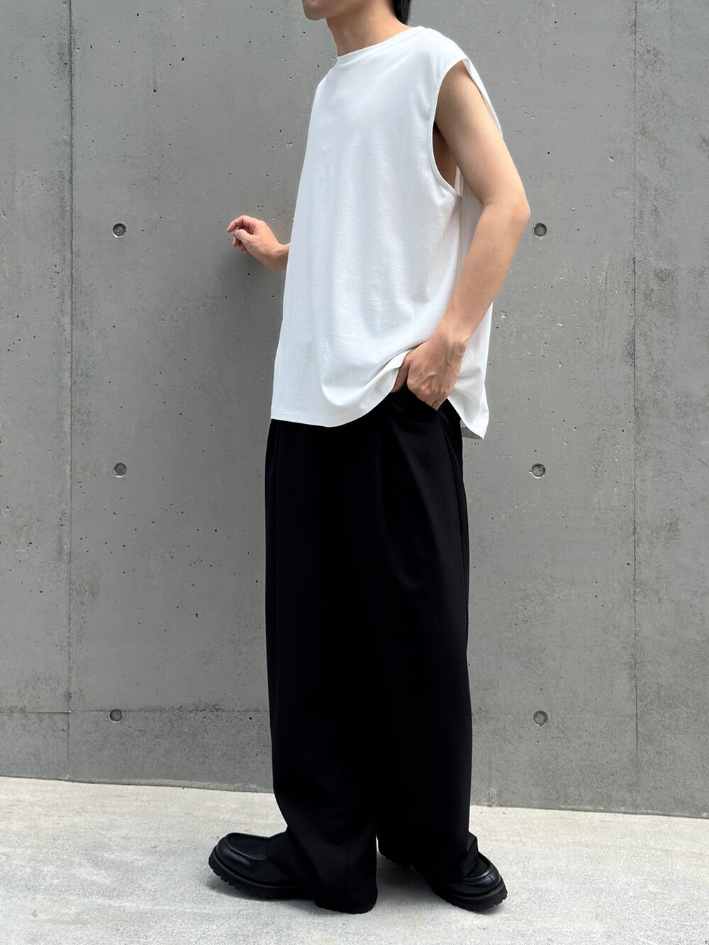 ホワイト系のTシャツ/カットソー、ブラック系のスラックスを着用したメンズの夏コーディネートの2枚目の写真