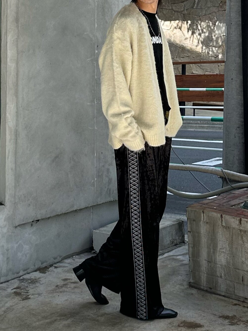 ベージュ系のカーディガン/ボレロ、ブラック系のその他パンツを着用したメンズの秋コーディネートの3枚目の写真