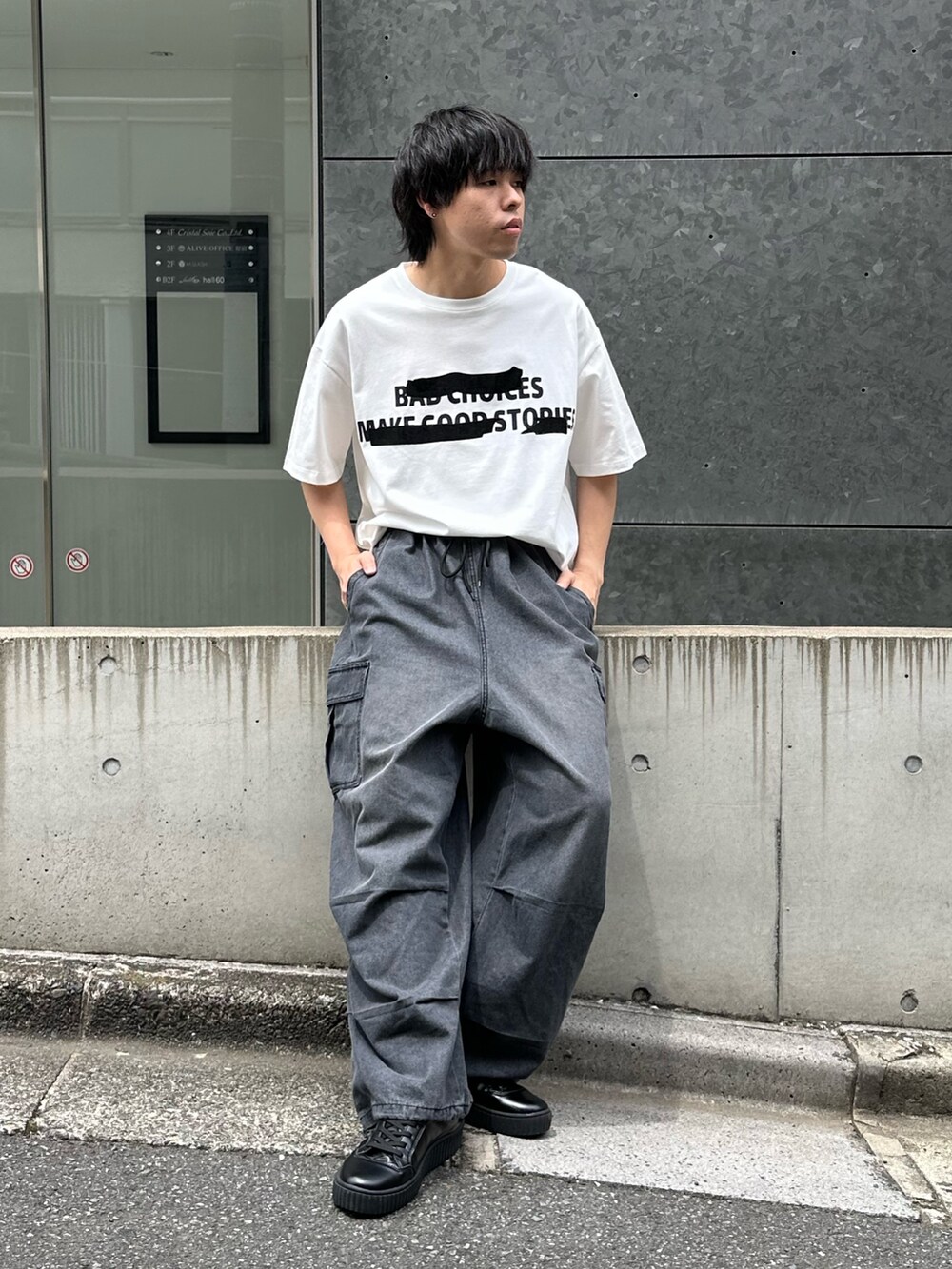 ホワイト系のTシャツ/カットソー、ブラック系のデニムパンツを着用したメンズの春コーディネートの2枚目の写真
