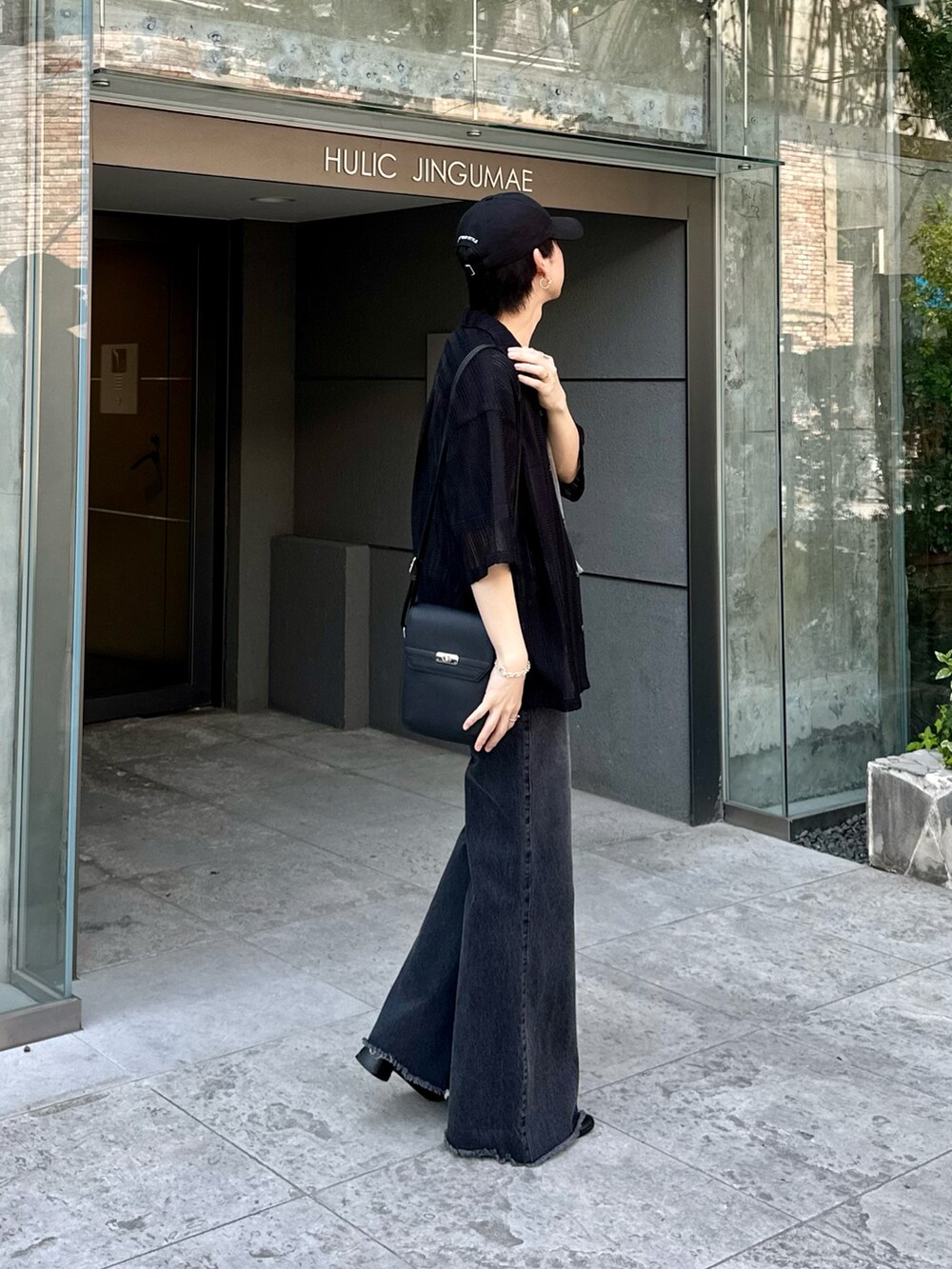 ブラック系のシャツ/ブラウス、グレー系のTシャツ/カットソー、ブラック系のデニムパンツを着用したメンズの春コーディネートの2枚目の写真