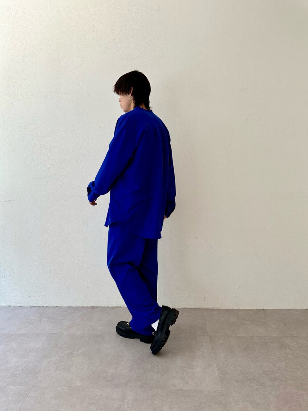 ブルー系のシャツ/ブラウス、ブルー系のその他パンツ、ブラック系のローファーを着用したメンズの春コーディネートの2枚目の写真