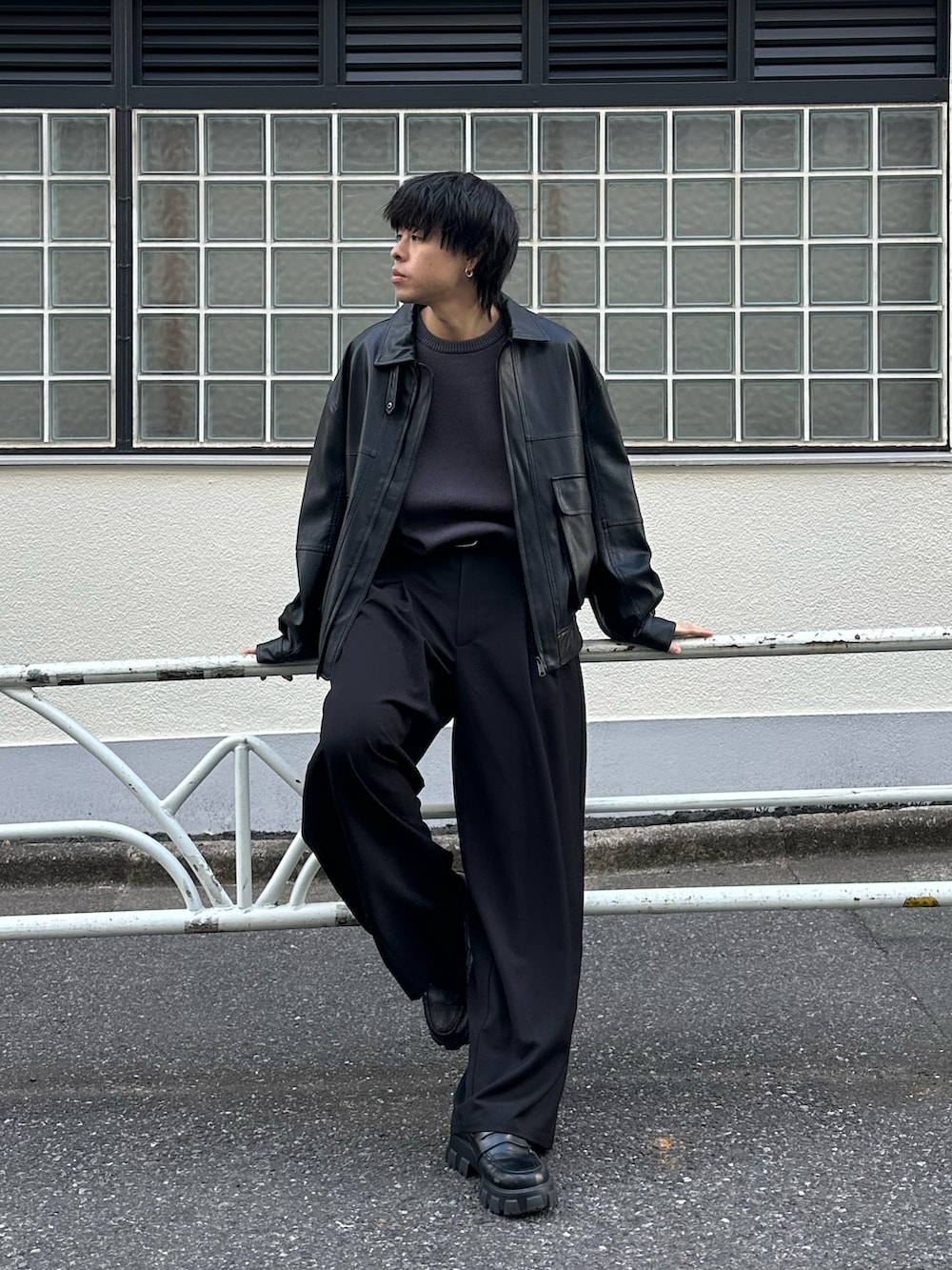 ブラック系のブルゾン、グレー系のニット/セーター、ブラック系のベルトを着用したメンズの冬コーディネートの5枚目の写真