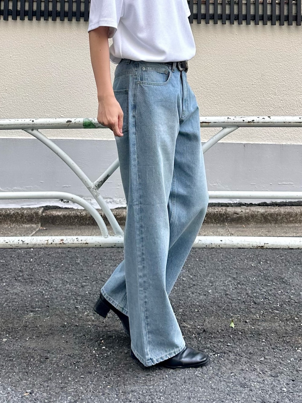 ホワイト系のTシャツ/カットソー、ブルー系のデニムパンツを着用したメンズの夏コーディネートの4枚目の写真