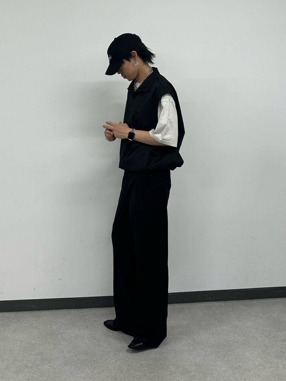 ブラック系のベスト、ホワイト系のTシャツ/カットソー、ブルー系のキャップを着用したメンズの夏コーディネートの4枚目の写真