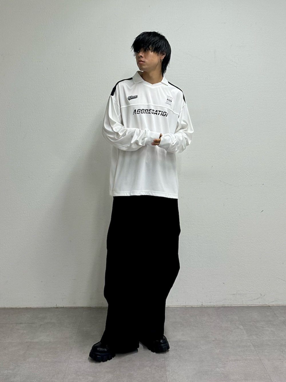 ホワイト系のTシャツ/カットソー、ブラック系のその他パンツを着用したメンズの夏コーディネートの5枚目の写真