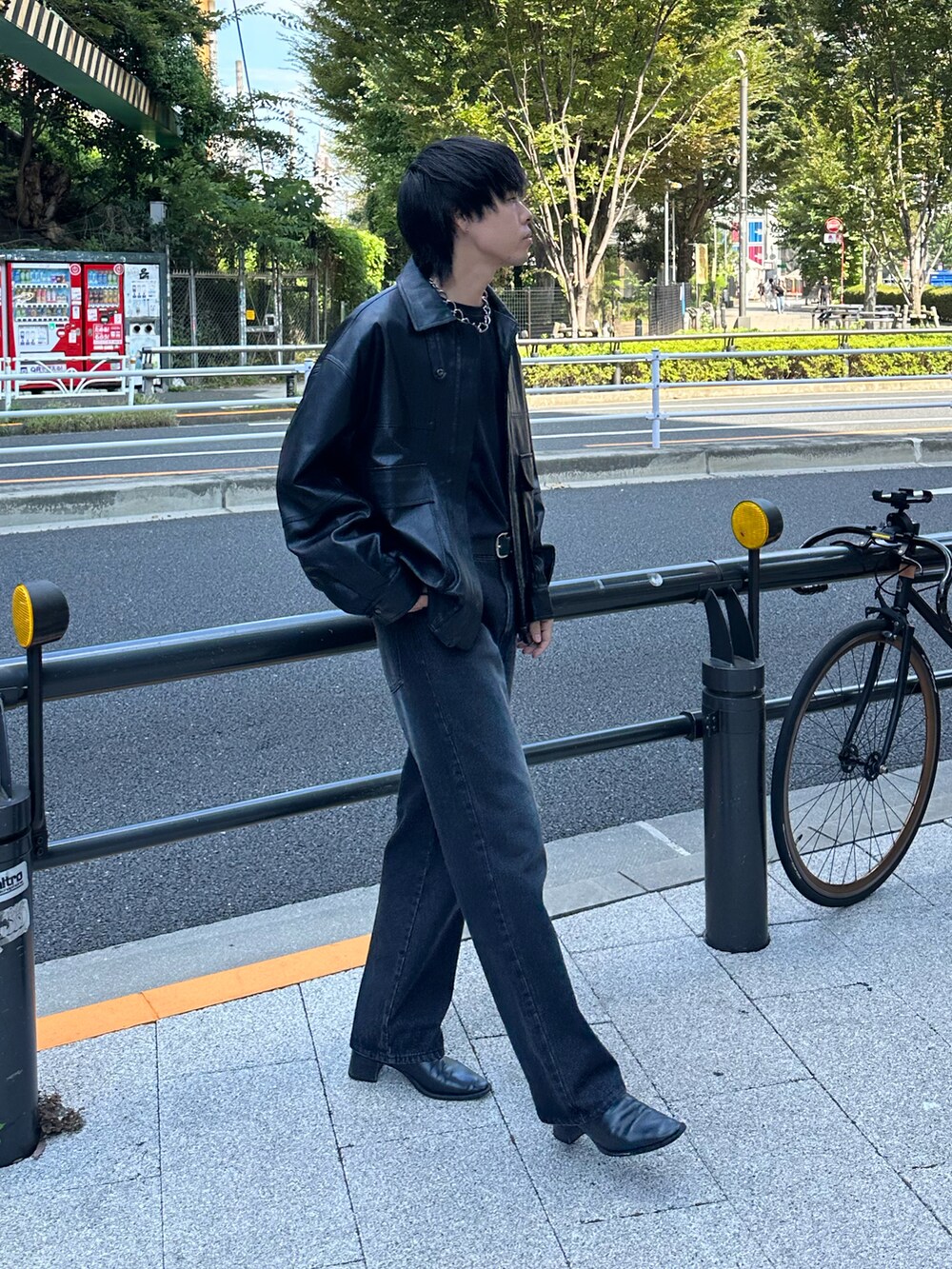 ブラック系のブルゾン、ブラック系のデニムパンツを着用したメンズの秋コーディネートの2枚目の写真