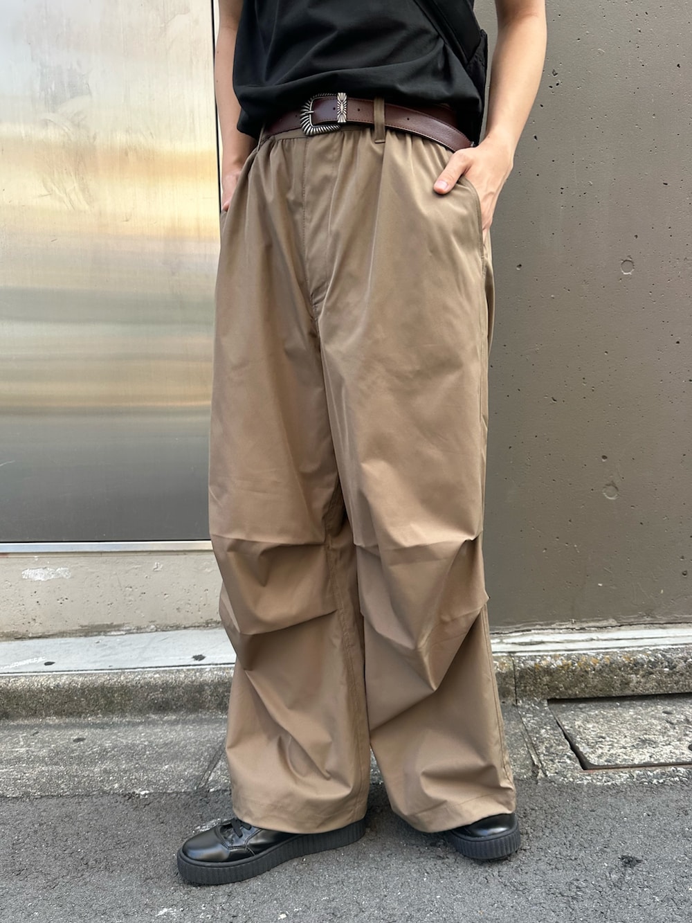 ブラック系のショルダーバッグ、ブラック系のその他パンツ、ブラック系のベルトを着用したメンズの夏コーディネートの3枚目の写真