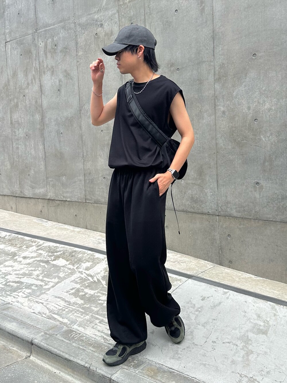 ホワイト系のTシャツ/カットソー、ブラック系のショルダーバッグ、グレー系のスウェットパンツを着用したメンズの夏コーディネートの2枚目の写真