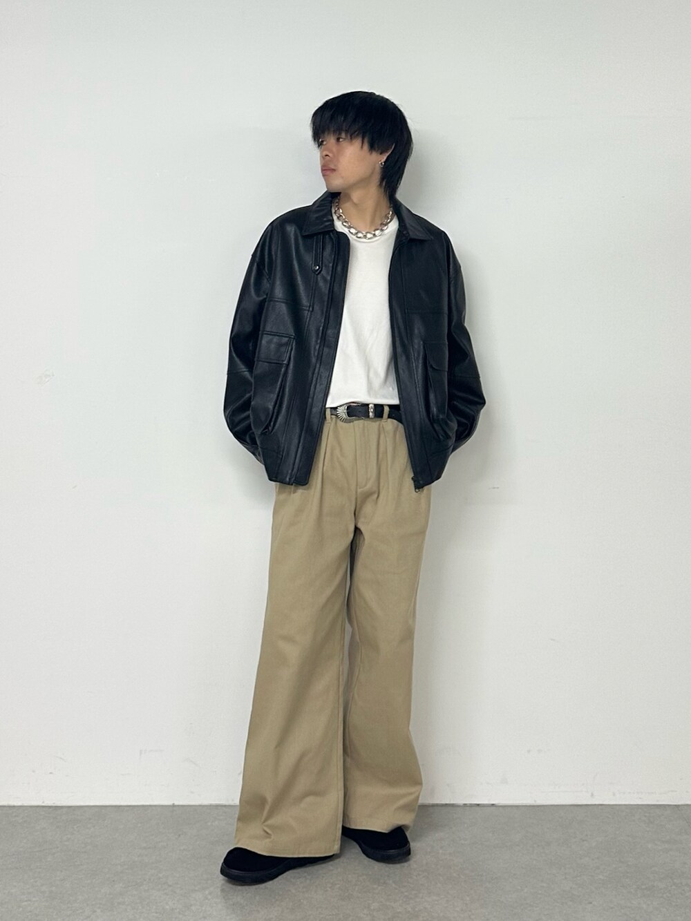 ブラック系のブルゾン、ベージュ系のその他パンツを着用したメンズの秋コーディネートの5枚目の写真