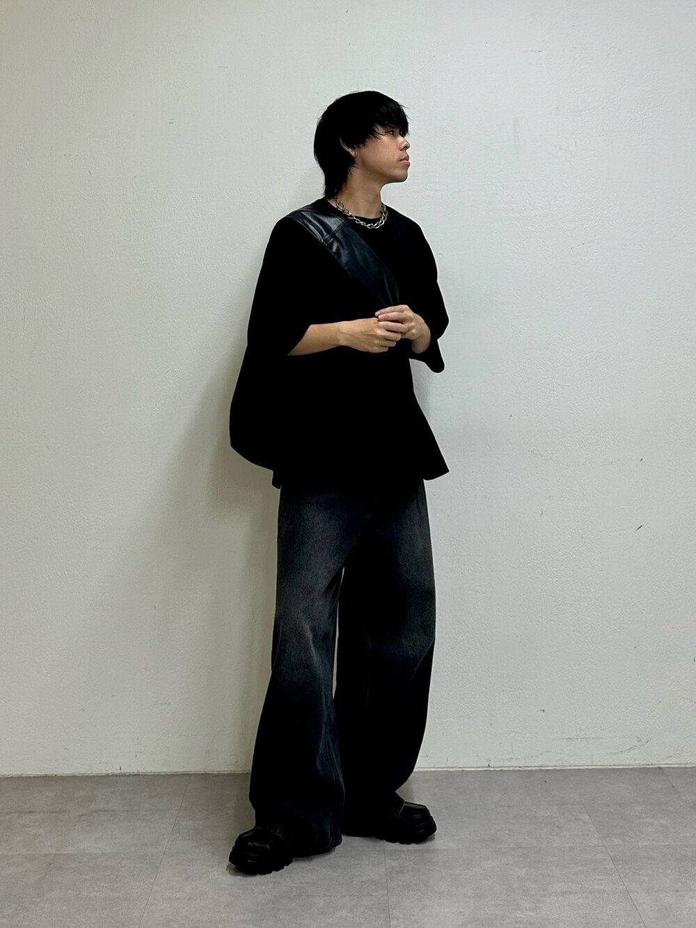 ブラック系のTシャツ/カットソー、ブラック系のデニムパンツ、ブラック系のショルダーバッグを着用したメンズの夏コーディネートの4枚目の写真