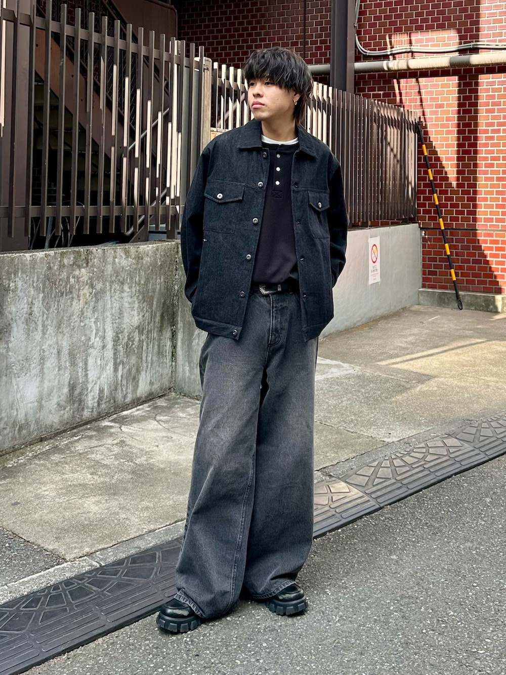 ブラック系のデニムジャケット、ブラック系のTシャツ/カットソー、ブラック系のデニムパンツを着用したメンズの冬コーディネートの5枚目の写真