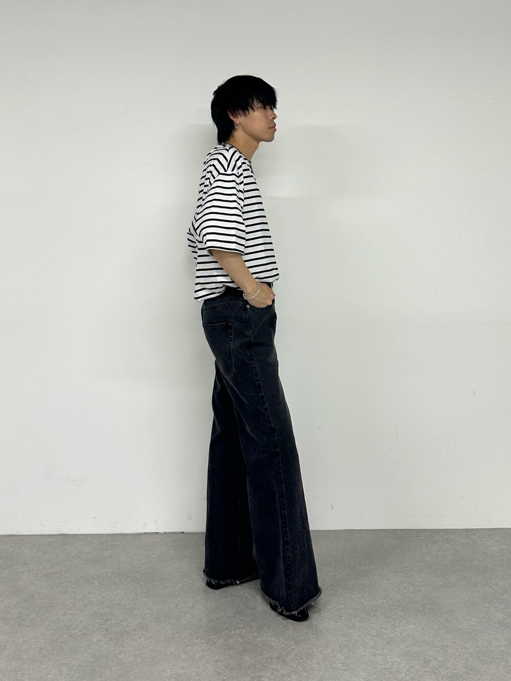 ホワイト系のTシャツ/カットソー、ブラック系のデニムパンツ、ブラック系のベルトを着用したメンズの夏コーディネートの4枚目の写真