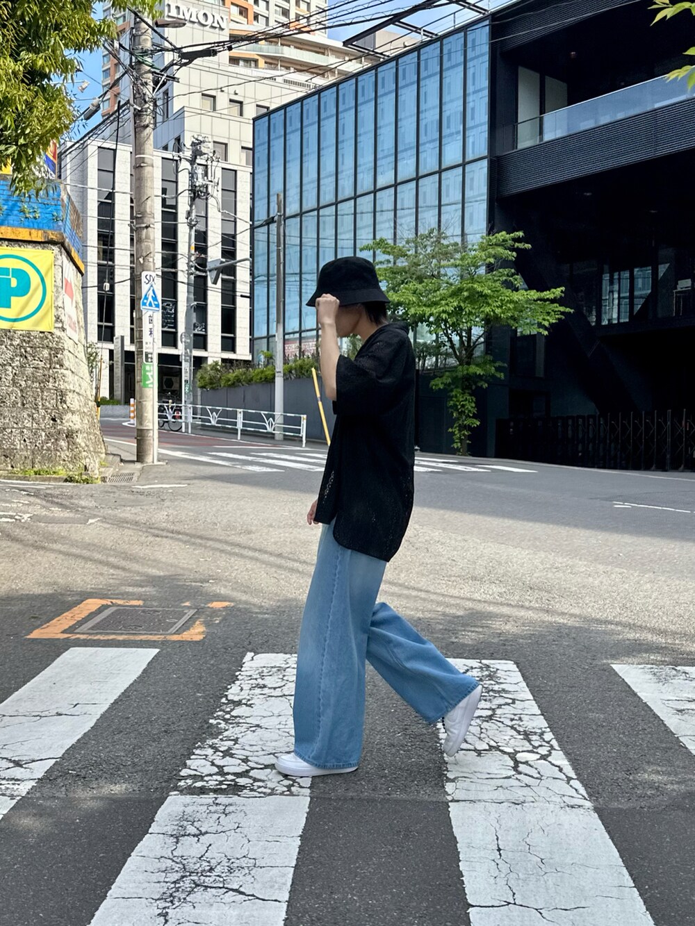 ブラック系のシャツ/ブラウス、ブルー系のデニムパンツを着用したメンズの春コーディネートの3枚目の写真