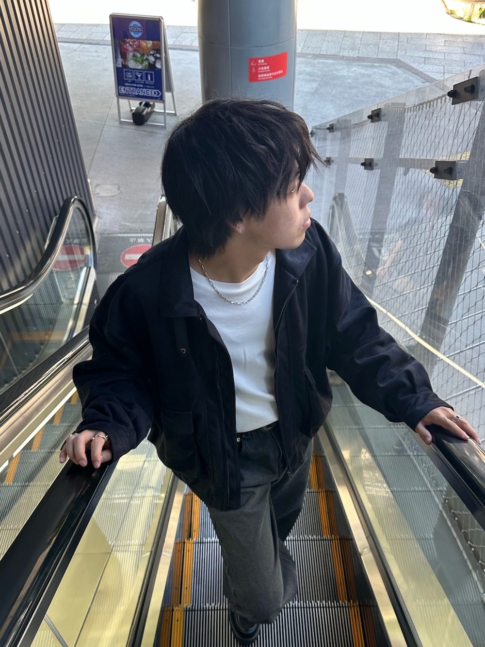 ブラック系のブルゾン、ブラック系のデニムパンツ、ブラック系のベルトを着用したメンズの夏コーディネートの4枚目の写真