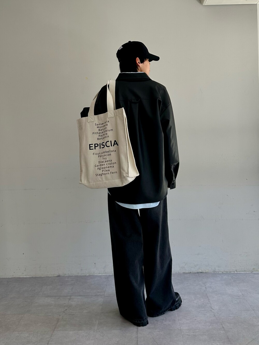 ブラック系のシャツ/ブラウス、ブルー系のシャツ/ブラウス、ブラック系のデニムパンツを着用したメンズの春コーディネートの3枚目の写真