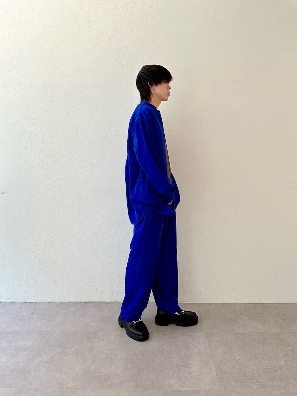 ブルー系のシャツ/ブラウス、ブルー系のその他パンツ、ブラック系のローファーを着用したメンズの春コーディネートの3枚目の写真