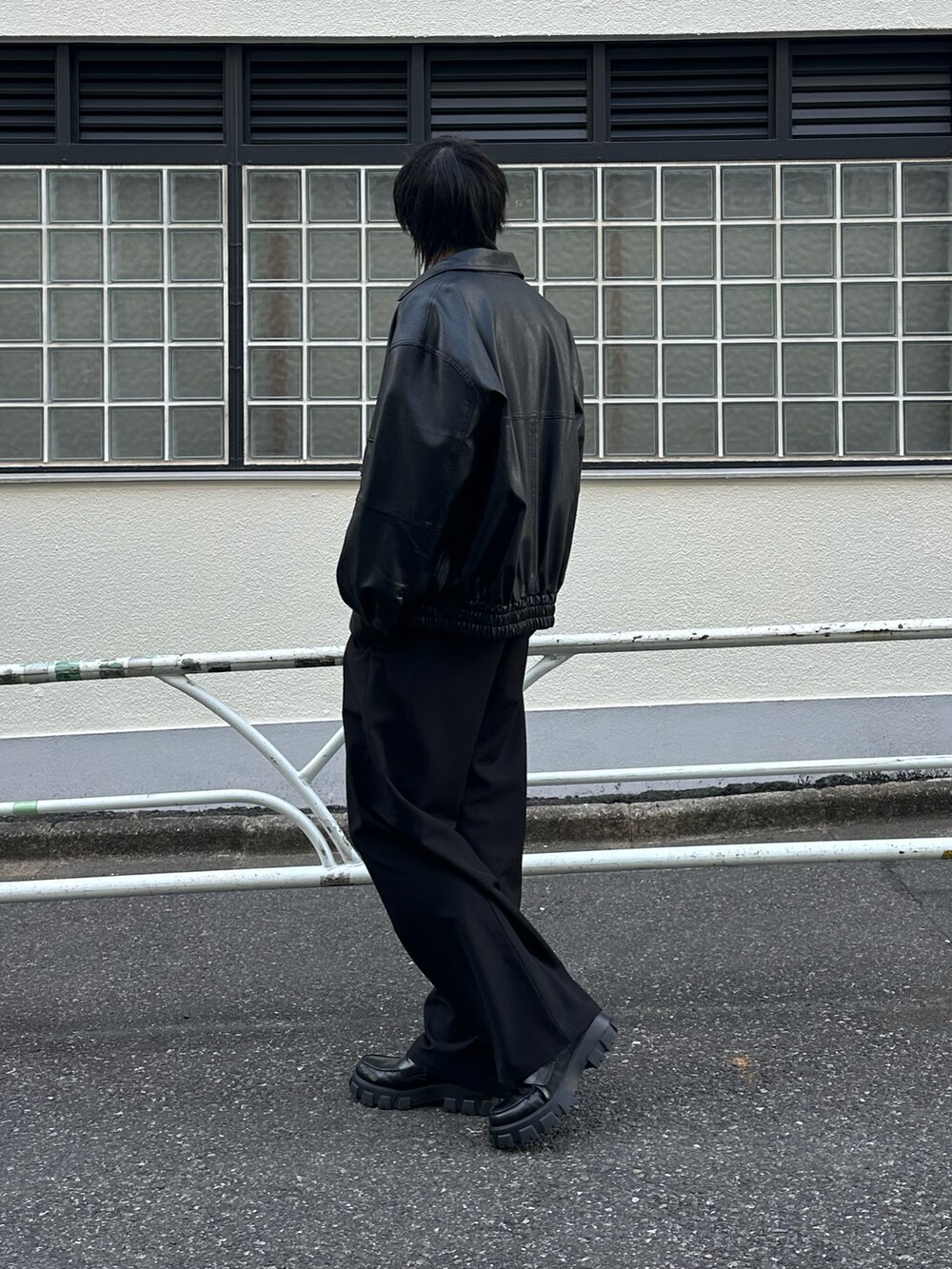 ブラック系のブルゾン、グレー系のニット/セーター、ブラック系のベルトを着用したメンズの冬コーディネートの4枚目の写真