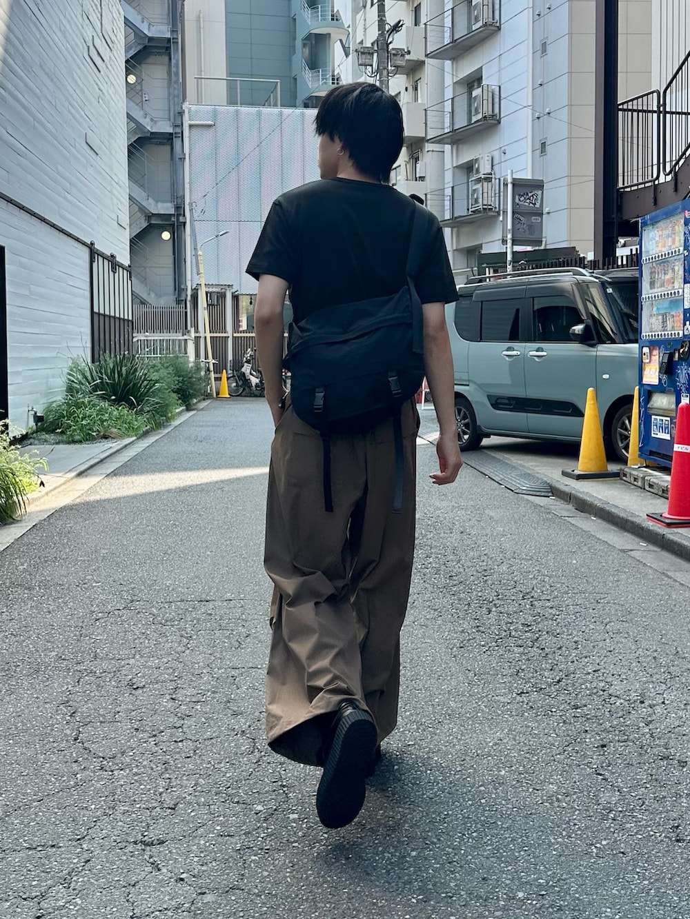 ブラック系のショルダーバッグ、ブラック系のその他パンツ、ブラック系のベルトを着用したメンズの夏コーディネートの4枚目の写真