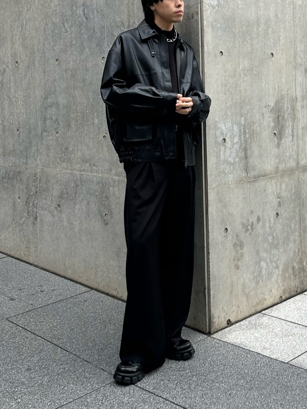 ブラック系のブルゾン、ブラック系のニット/セーターを着用したメンズの冬コーディネートの5枚目の写真