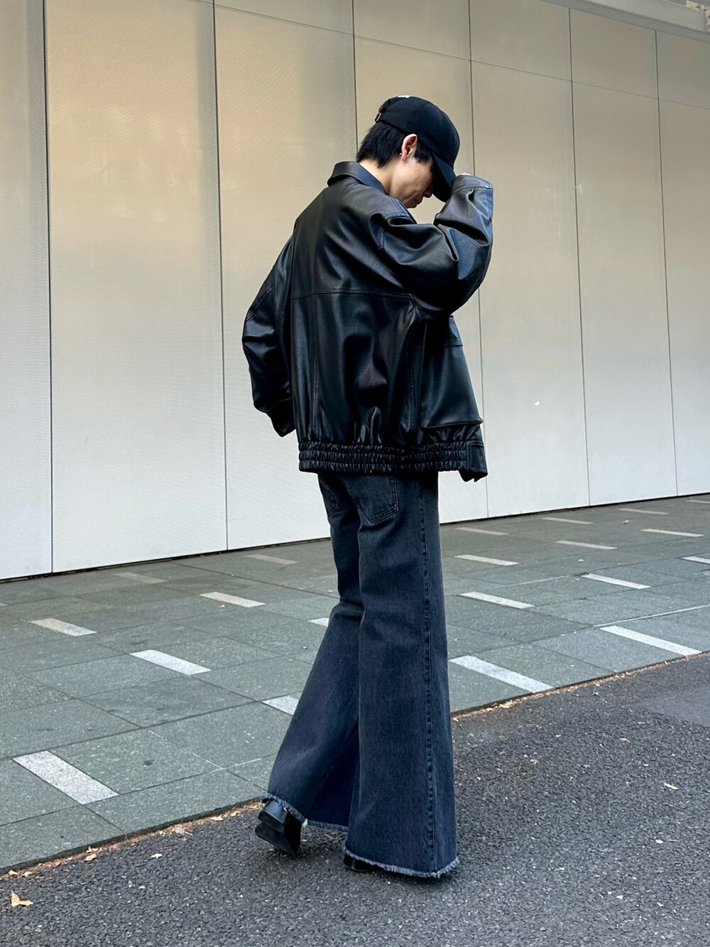 ブラック系のブルゾン、ブラック系のデニムパンツ、ホワイト系のTシャツ/カットソーを着用したメンズの冬コーディネートの2枚目の写真