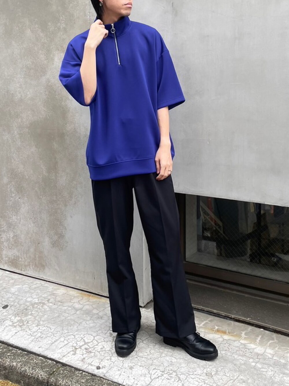 ブルー系のTシャツ/カットソー、ブラック系のスラックスを着用したメンズの春コーディネートの3枚目の写真