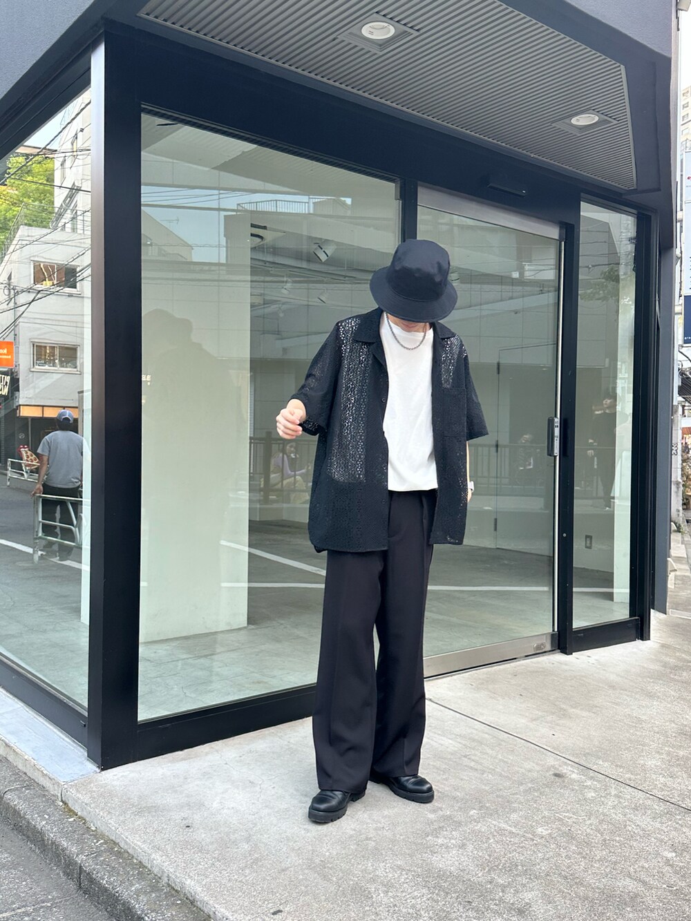 ブラック系のシャツ/ブラウス、ホワイト系のタンクトップ、ブラック系のスラックスを着用したメンズの夏コーディネートの2枚目の写真