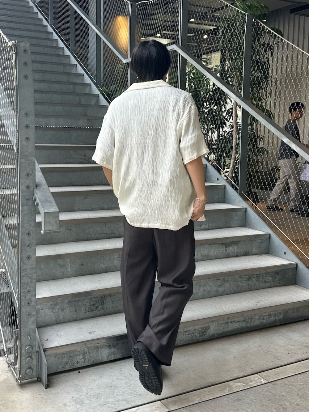 グレー系のスラックス、ホワイト系のシャツ/ブラウス、ブラック系のベルトを着用したメンズの夏コーディネートの4枚目の写真