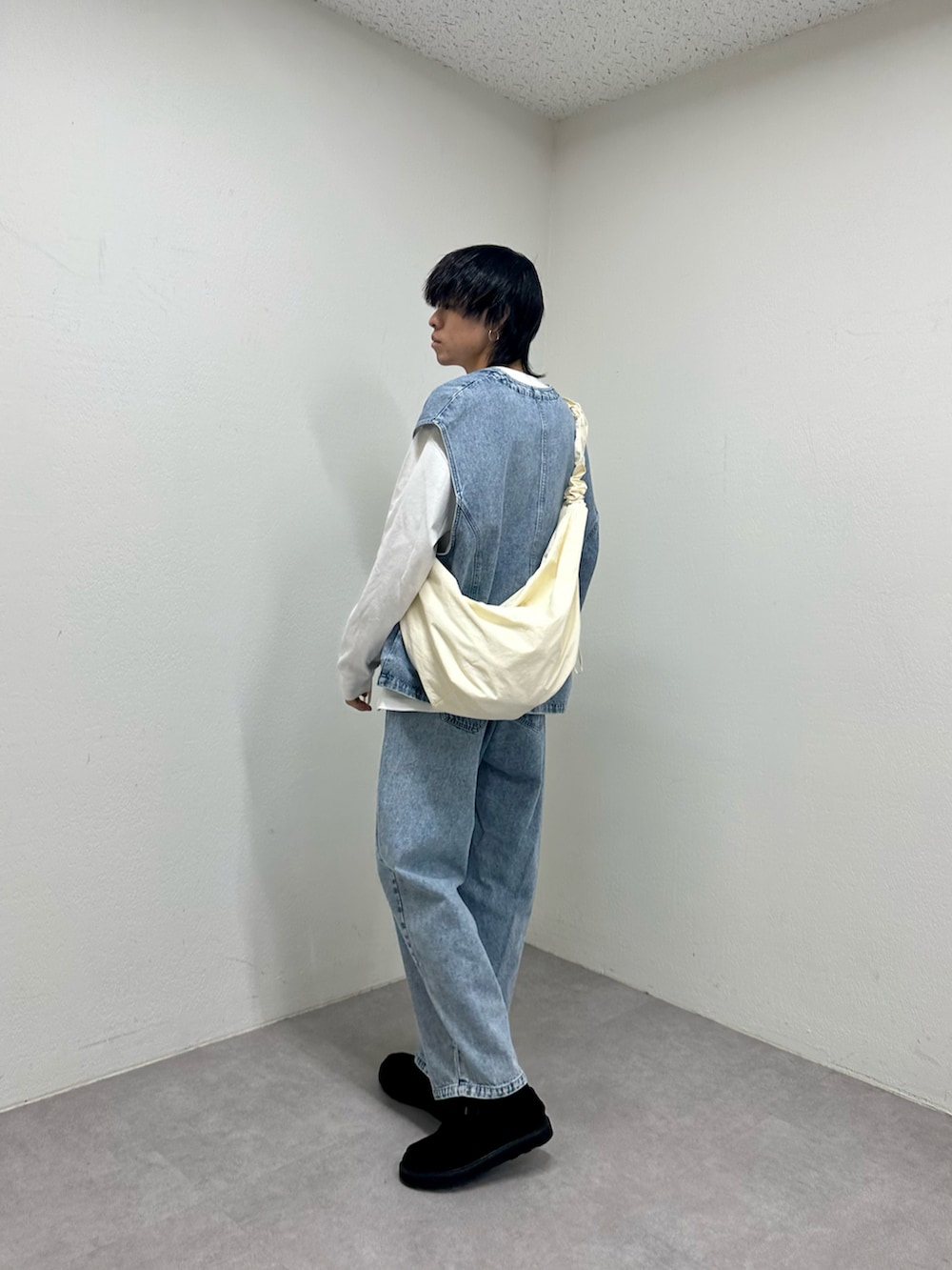 ブルー系のベスト、ブルー系のデニムパンツ、ホワイト系のTシャツ/カットソーを着用したメンズの春コーディネートの2枚目の写真