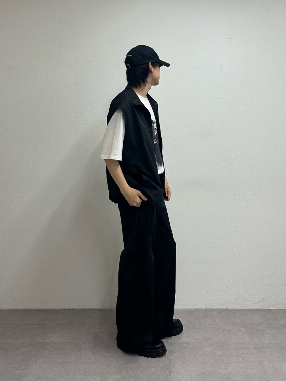 ブラック系のベスト、ホワイト系のTシャツ/カットソー、ブラック系のその他パンツを着用したメンズの夏コーディネートの4枚目の写真