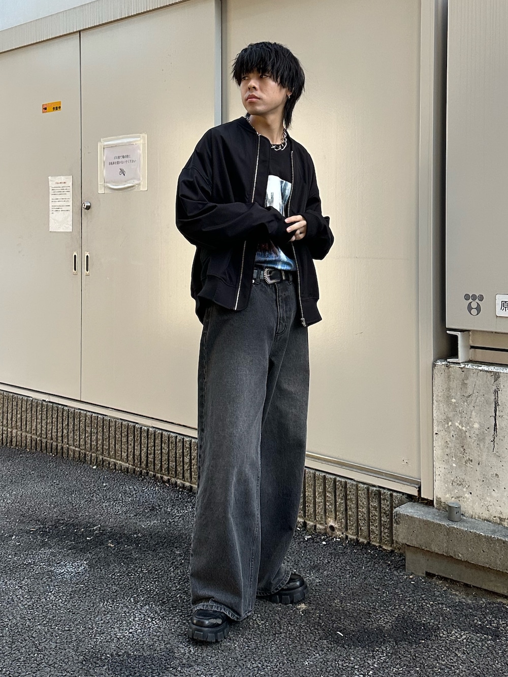 ブラック系のMA-1、ブラック系のデニムパンツ、ブラック系のTシャツ/カットソーを着用したメンズの冬コーディネートの4枚目の写真