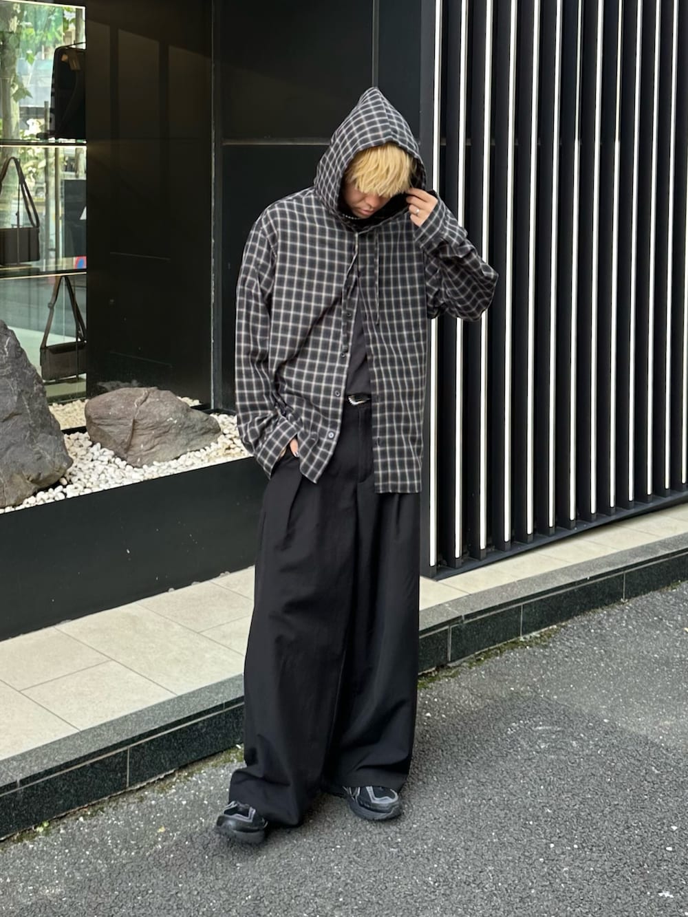 ブラック系のシャツ/ブラウス、ブラック系のスラックスを着用したメンズの秋コーディネートの5枚目の写真