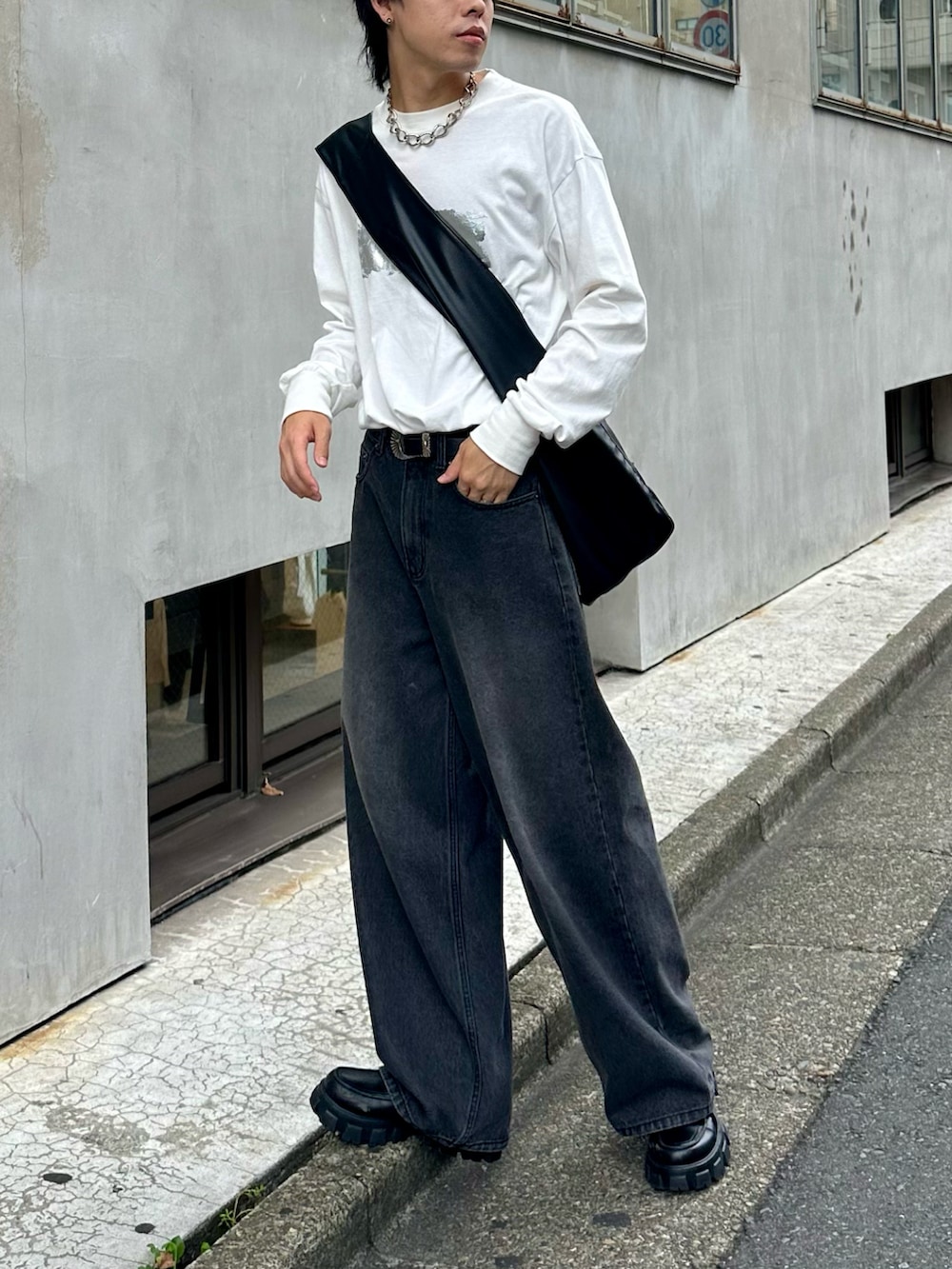 ホワイト系のTシャツ/カットソー、ブラック系のデニムパンツ、ブラック系のショルダーバッグを着用したメンズの夏コーディネートの4枚目の写真
