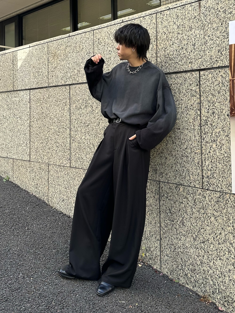 ブラック系のスラックス、ブラック系のベルトを着用したメンズの春コーディネートの4枚目の写真