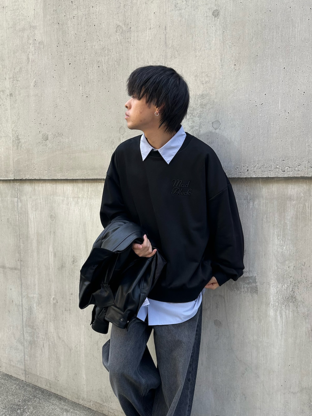 ブラック系のブルゾン、ブラック系のスウェット、ブルー系のシャツ/ブラウスを着用したメンズの秋コーディネートの5枚目の写真