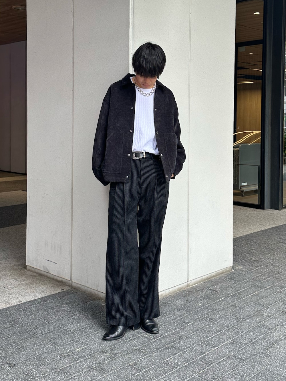 ブラック系のその他アウター、ブラック系のスラックスを着用したメンズの秋コーディネートの2枚目の写真