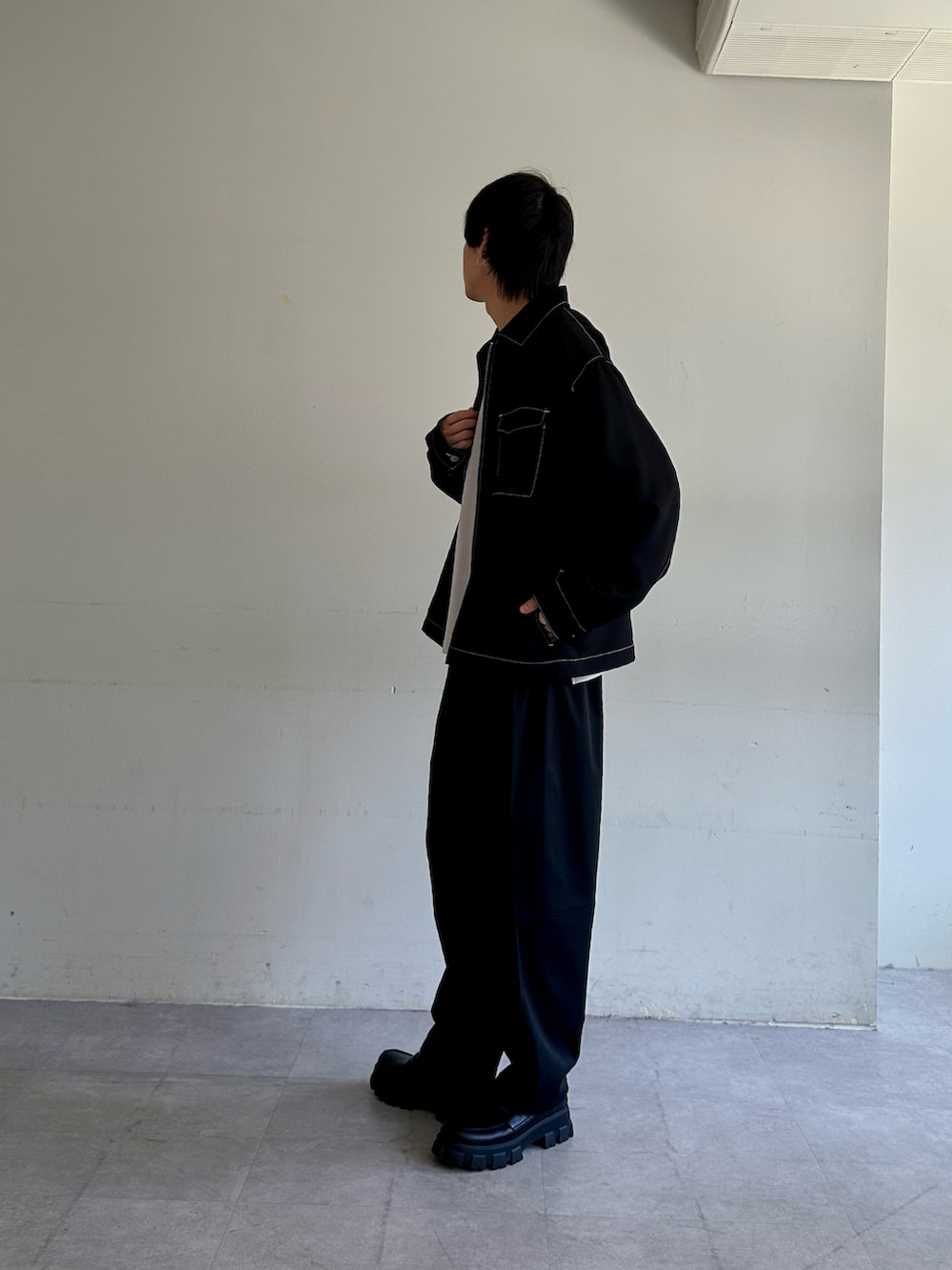 ブラック系のブルゾン、グレー系のTシャツ/カットソー、ブラック系のその他パンツを着用したメンズの春コーディネートの2枚目の写真