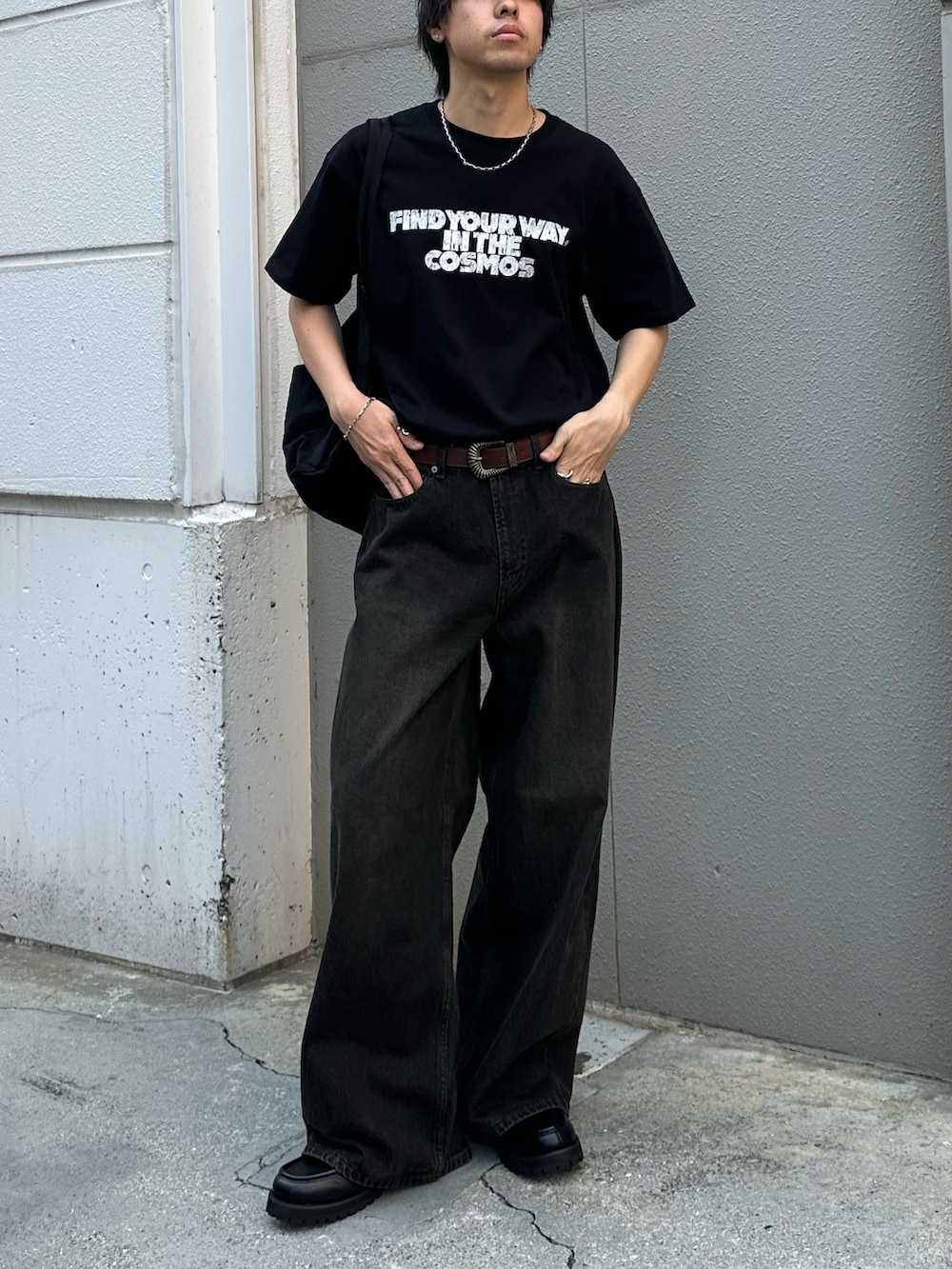 ブラック系のバックパック/リュック、ブラック系のデニムパンツ、ブラック系のTシャツ/カットソーを着用したメンズの夏コーディネートの2枚目の写真