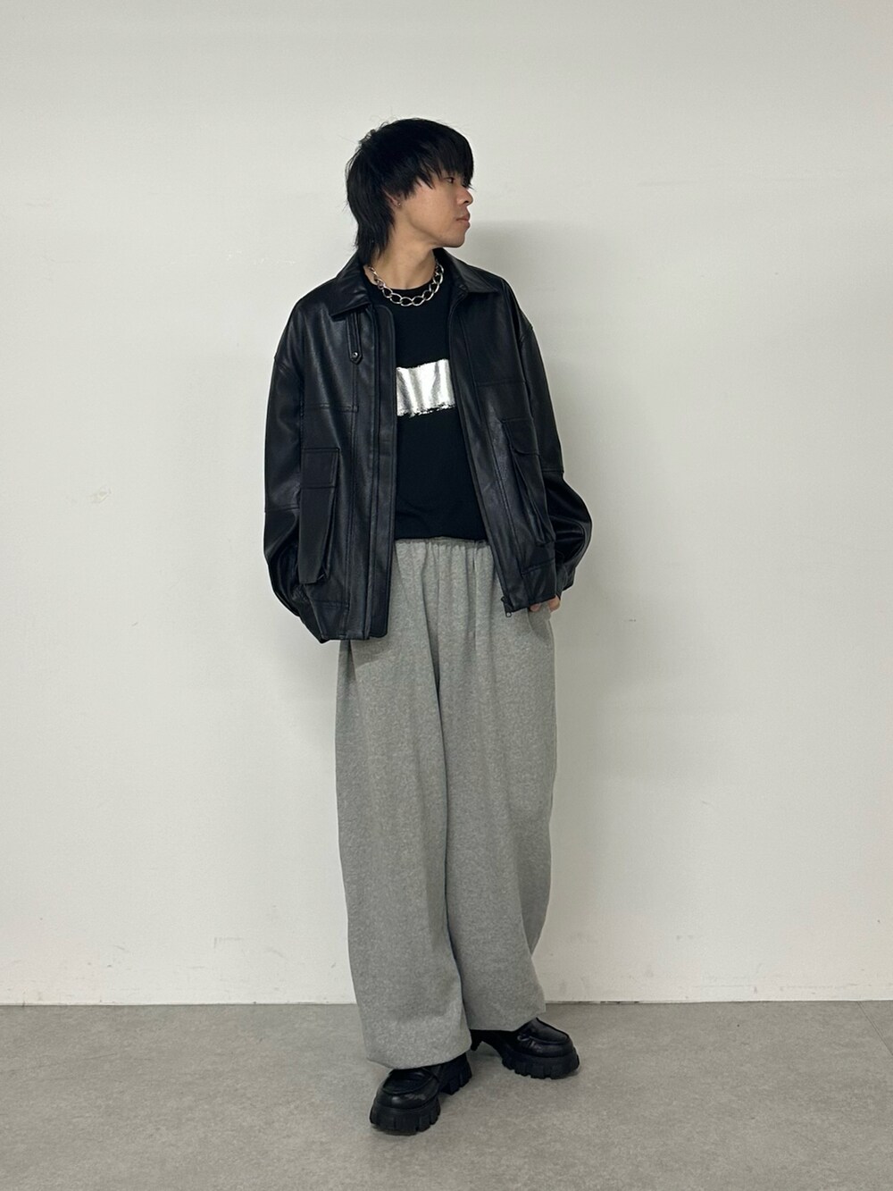 ブラック系のブルゾン、グレー系のスウェットパンツ、ブラック系のTシャツ/カットソーを着用したメンズの秋コーディネートの5枚目の写真