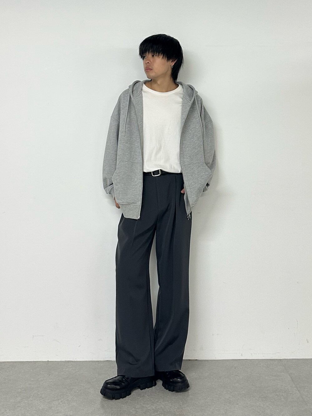 グレー系のパーカー、グレー系のスラックスを着用したメンズの秋コーディネートの5枚目の写真