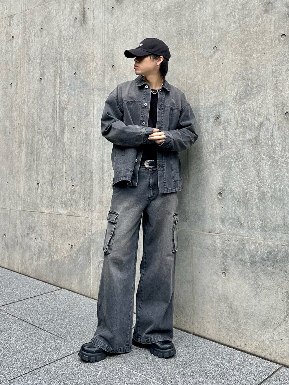 ブラック系のデニムジャケット、ブラック系のデニムパンツ、ブルー系のキャップを着用したメンズの夏コーディネートの2枚目の写真